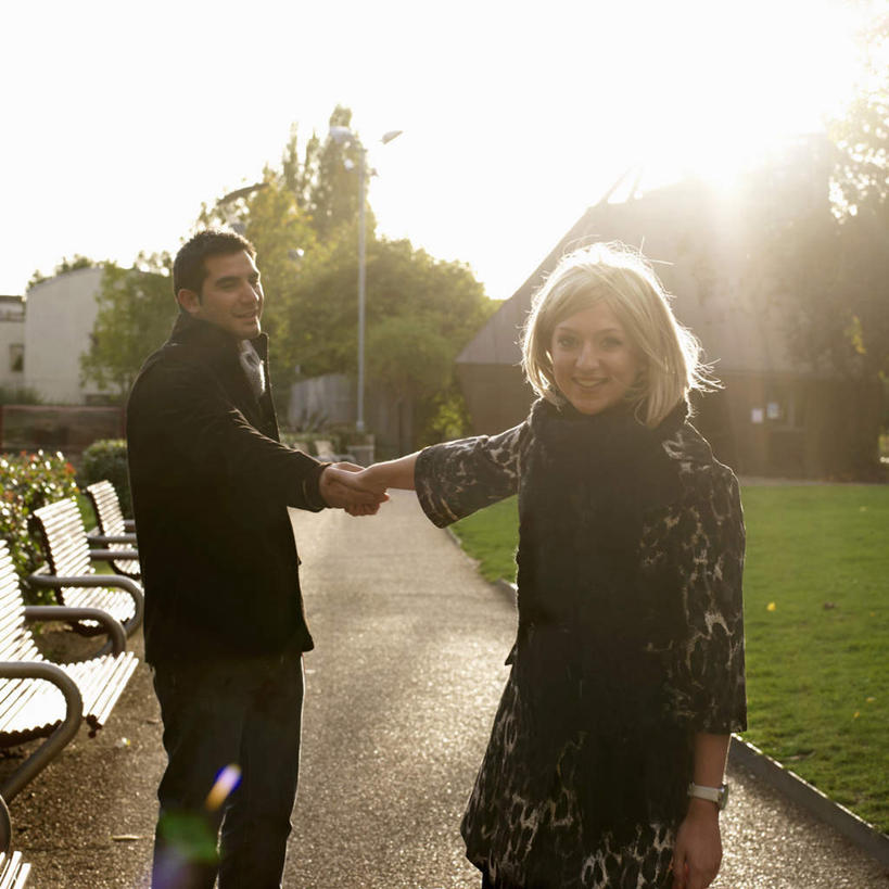 西方人,两个人,站,握手,笑,微笑,露齿笑,方图,室外,白天,正面,爱情,草地,草坪,树林,植物,椅子,欧洲,欧洲人,牵,阴影,服装,光线,影子,浪漫,注视,休闲装,草,树,树木,衣服,绿色,阳光,自然,观察,看,站着,休闲,温暖,温馨,休闲服,恩爱,恋人,服饰,生长,成长,观看,牵着,和睦,察看,关注,男人,男性,年轻男性,年轻女性,女人,女性,白种人,情侣,搀手,拉手,手拉手,手握手,站立,半身,彩图,伴侣,融洽