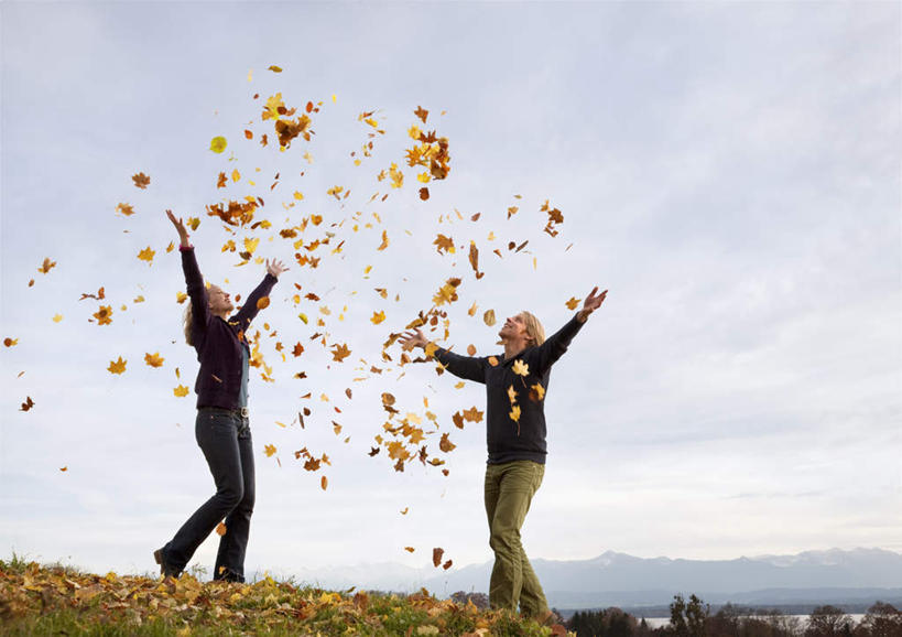 西方人,儿童,中年人,两个人,家庭,母亲,女儿,站,举,伸展双臂,横图,室外,白天,仰视,纯洁,叶子,欧洲,欧洲人,许多,服装,枫叶,枯叶,落叶,很多,注视,休闲装,小孩,衣服,黄色,红色,蓝色,蓝天,天空,天,观察,看,托,站着,休闲,温暖,温馨,母女,一家人,休闲服,可爱,母爱,童年,童趣,服饰,晴朗,观看,枫树叶,和睦,察看,关注,童真,烂漫,无邪,万里无云,天真,女孩,女人,女性,中年女性,白种人,孩子,叶,叶片,晴空,晴空万里,敞开双臂,举起,举手,举着,抛,扔,伸开双臂,向上举,向上伸,向上托,展开双肩,站立,张开手臂,张开双臂,彩图,低角度拍摄,全身,融洽,女生