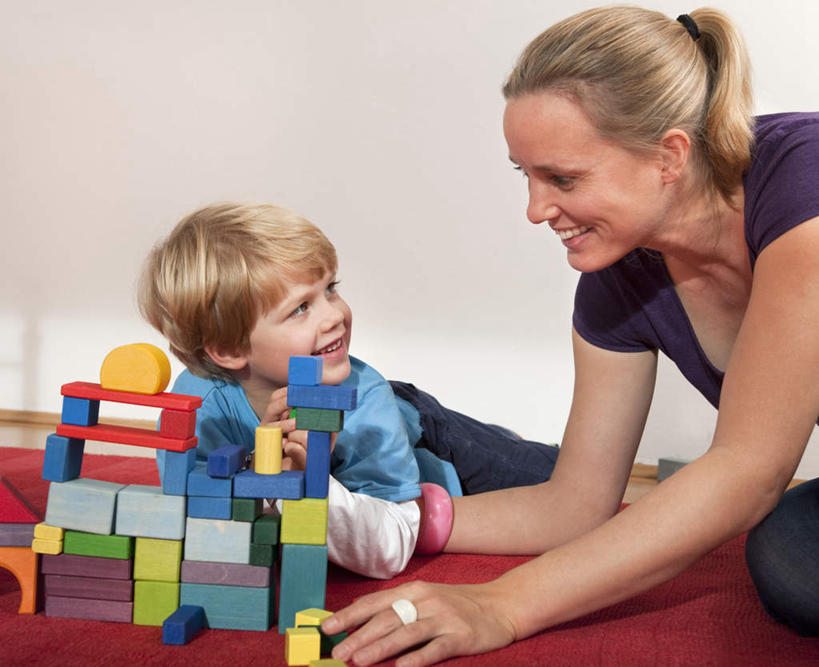 西方人,儿童,中年人,两个人,家庭,母亲,儿子,坐,笑,微笑,露齿笑,横图,室内,白天,正面,游戏,纯洁,智慧,玩具,欧洲,欧洲人,一堆,许多,握,堆叠,堆积,墙,很多,拿,玩,拿着,注视,娱乐,墙壁,墙面,小孩,观察,看,趴着,休闲,温暖,温馨,母子,一家人,积木,可爱,母爱,童年,童趣,益智,握着,观看,活动,堆,和睦,察看,思维,发泄,关注,消遣,智力,想象,童真,烂漫,无邪,宣泄,天真,男孩,女人,女性,中年女性,白种人,孩子,趴,玩耍,嬉戏,坐着,半身,彩图,融洽,男生