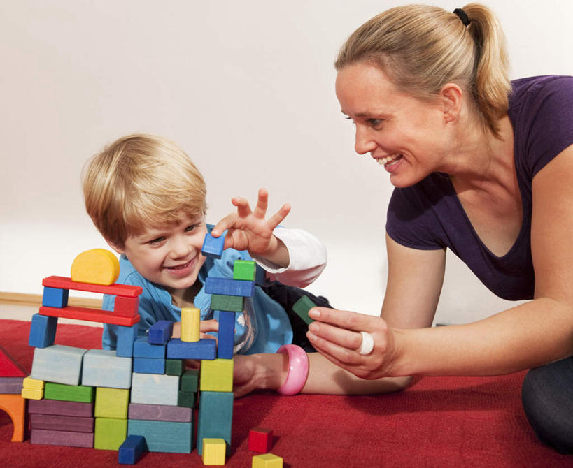 西方人,儿童,中年人,两个人,家庭,母亲,儿子,坐,笑,微笑,露齿笑,横图,室内,白天,正面,游戏,纯洁,智慧,玩具,欧洲,欧洲人,一堆,许多,握,堆叠,堆积,墙,很多,拿,玩,拿着,注视,娱乐,墙壁,墙面,小孩,观察,看,趴着,休闲,温暖,温馨,母子,一家人,积木,可爱,母爱,童年,童趣,益智,握着,观看,活动,堆,和睦,察看,思维,发泄,关注,消遣,智力,想象,童真,烂漫,无邪,宣泄,天真,男孩,女人,女性,中年女性,白种人,孩子,趴,玩耍,嬉戏,坐着,半身,彩图,融洽,男生