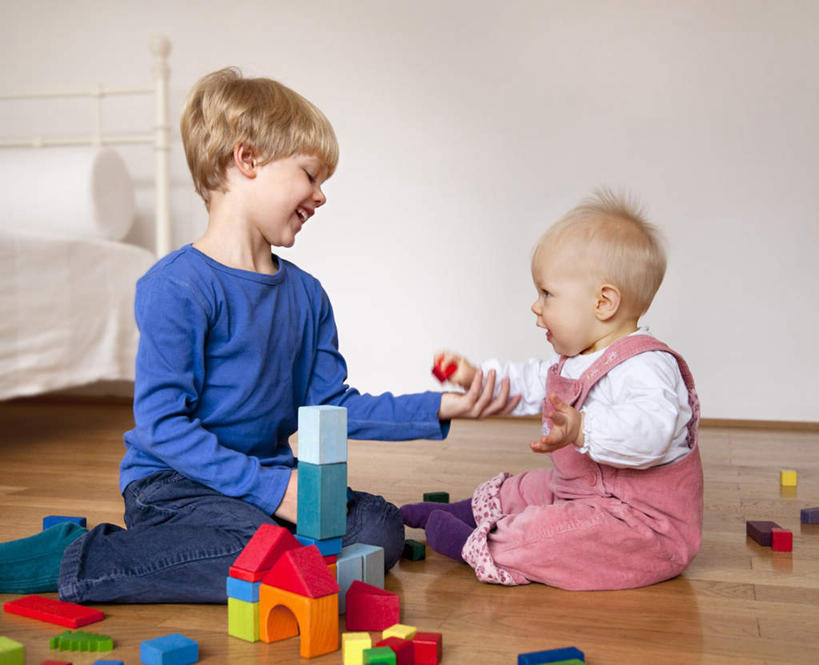 西方人,婴儿,儿童,两个人,家庭,坐,握手,横图,室内,白天,侧面,游戏,纯洁,智慧,床,地板,玩具,欧洲,欧洲人,一堆,许多,握,堆叠,堆积,服装,墙,床单,地面,很多,拿,玩,拿着,注视,休闲装,娱乐,被子,木地板,墙壁,墙面,小孩,衣服,观察,看,休闲,温暖,温馨,一家人,休闲服,积木,可爱,益智,握着,服饰,单人床,活泼,观看,活动,堆,和睦,察看,被单,思维,发泄,关注,消遣,智力,宝宝,想象,纯真,烂漫,无邪,宣泄,伶俐,天真,男孩,男人,男性,白种人,孩子,搀手,拉手,手拉手,手握手,玩耍,嬉戏,坐着,彩图,全身,融洽,男生