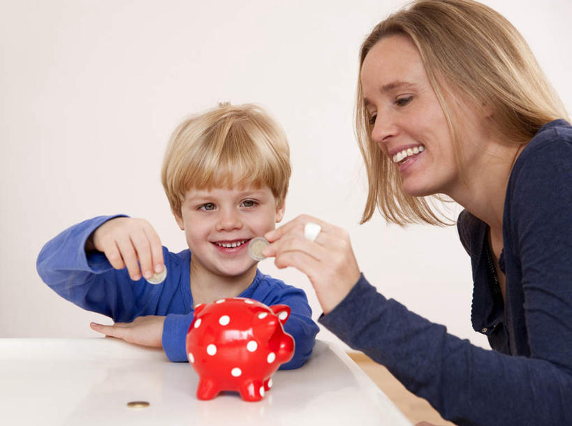 西方人,儿童,中年人,两个人,家庭,母亲,儿子,笑,微笑,露齿笑,横图,室内,白天,正面,纯洁,钱,美元,桌面,桌子,欧洲,欧洲人,握,服装,木制,钱币,墙,美金,拿,拿着,注视,休闲装,墙壁,墙面,小孩,衣服,木制品,容器,观察,看,休闲,温暖,温馨,母子,一家人,休闲服,储蓄罐,器皿,可爱,母爱,童年,童趣,储蓄,存钱,握着,金融,理财,服饰,经济,观看,和睦,察看,资金,存钱罐,关注,美圆,存款,流通,贸易,童真,烂漫,无邪,贮钱罐,储钱罐,扑满,天真,货币,现金,硬币,男孩,女人,女性,中年女性,白种人,孩子,半身,彩图,融洽,男生