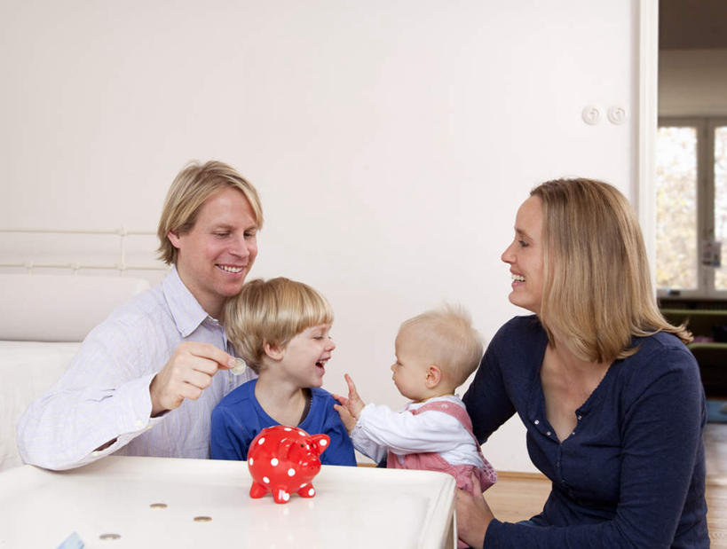 西方人,婴儿,儿童,中年人,四个人,家庭,夫妻,母亲,父亲,儿子,坐,抱,笑,微笑,露齿笑,横图,室内,白天,正面,爱情,纯洁,钱,美元,桌面,桌子,欧洲,欧洲人,握,服装,木制,钱币,墙,美金,浪漫,拿,拿着,注视,休闲装,墙壁,墙面,小孩,衣服,木制品,容器,观察,看,休闲,温暖,温馨,父子,母子,一家人,休闲服,储蓄罐,器皿,恩爱,父爱,可爱,母爱,童年,童趣,储蓄,存钱,握着,金融,理财,恋人,服饰,活泼,经济,抱着,观看,和睦,察看,搂着,资金,存钱罐,关注,美圆,宝宝,存款,流通,贸易,童真,纯真,烂漫,无邪,贮钱罐,储钱罐,扑满,伶俐,天真,货币,现金,硬币,男孩,男人,男性,女人,女性,中年男性,中年女性,白种人,孩子,夫妇,情侣,搂,搂抱,坐着,半身,彩图,伴侣,融洽,男生