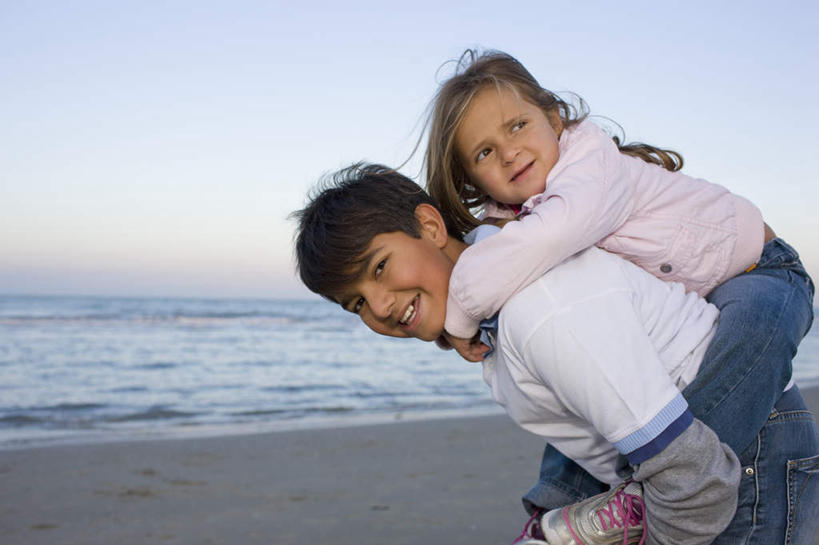 西方人,儿童,背,两个人,家庭,站,笑,微笑,露齿笑,横图,室外,白天,侧面,纯洁,海浪,海洋,沙滩,欧洲,欧洲人,弯腰,阴影,服装,光线,沙子,影子,海岸,浪花,水平线,辽阔,海平线,沙地,注视,休闲装,小孩,衣服,蓝色,蓝天,天空,阳光,海水,天,背着,观察,看,站着,休闲,广阔,温暖,温馨,一家人,休闲服,可爱,童年,童趣,服饰,晴朗,观看,一望无际,和睦,察看,关注,海景,童真,烂漫,无邪,万里无云,弯身,背负,无边无际,一马平川,天真,男孩,男人,男性,女孩,女人,女性,白种人,大海,风浪,海,海水的波动,海滩,近岸浪,涌浪,晴空,晴空万里,站立,半身,彩图,融洽,水天相接,水天一线,男生,女生