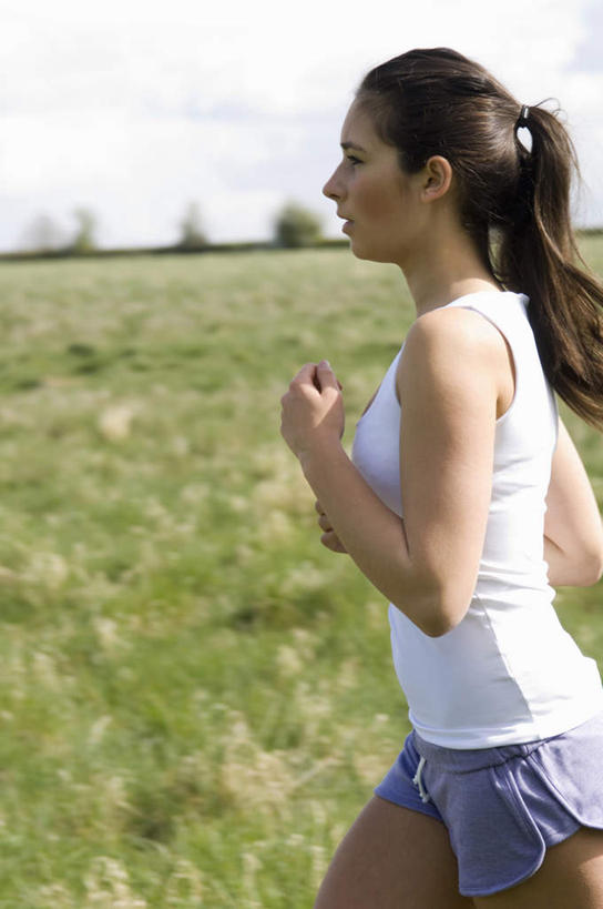 西方人,一个人,跑,竖图,室外,白天,侧面,运动服,锻炼,运动,草地,草坪,植物,欧洲,欧洲人,仅一个女性,仅一个人,服装,云,云朵,云彩,注视,草,衣服,蓝色,绿色,白云,蓝天,天空,天,观察,看,仅一个中年女性,服饰,晴朗,观看,察看,衣着,穿着,关注,衣饰,体育,女人,女性,中年女性,白种人,晴空,跑步,半身,彩图,健身,运动装