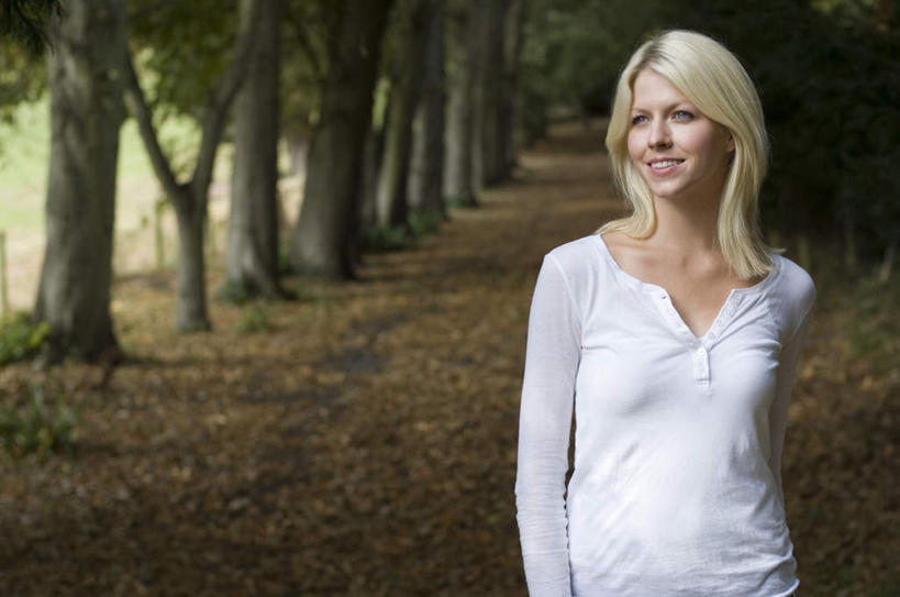 西方人,一个人,站,笑,微笑,露齿笑,横图,室外,白天,正面,植物,叶子,欧洲,欧洲人,仅一个年轻女性,仅一个女性,仅一个人,服装,枯叶,落叶,注视,休闲装,树,树木,衣服,绿色,白色,自然,观察,看,站着,休闲,休闲服,服饰,生长,成长,观看,察看,关注,年轻女性,女人,女性,白种人,叶,叶片,站立,半身,彩图