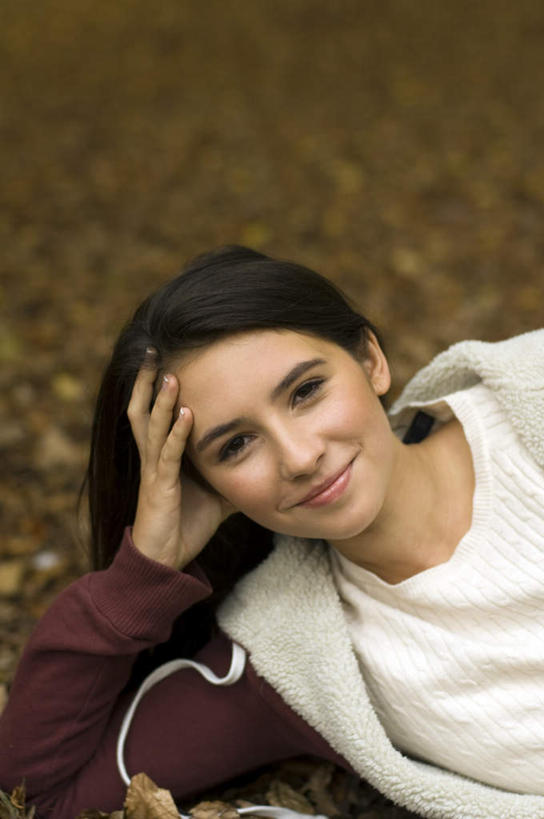 西方人,一个人,躺,笑,微笑,竖图,室外,白天,正面,叶子,欧洲,欧洲人,仅一个年轻女性,仅一个女性,仅一个人,撑,服装,朦胧,模糊,枯叶,落叶,注视,休闲装,衣服,观察,看,休闲,休闲服,服饰,观看,察看,撑着,关注,卧着,年轻女性,女人,女性,白种人,叶,叶片,躺着,卧,半身,彩图