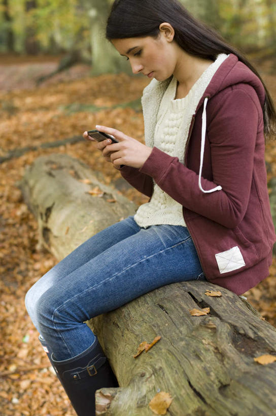 西方人,一个人,坐,打电话,竖图,室外,白天,侧面,植物,电话,手机,叶子,欧洲,欧洲人,仅一个年轻女性,仅一个女性,仅一个人,握,服装,枯叶,落叶,树桩,拿,拿着,注视,休闲装,通讯设备,树,树干,树木,衣服,绿色,自然,观察,看,休闲,休闲服,木桩,握着,服饰,生长,成长,观看,察看,关注,交流,年轻女性,女人,女性,白种人,叶,叶片,沟通,通话,坐着,半身,彩图