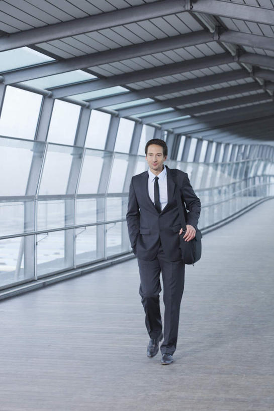 西方人,背,一个人,商务人士,商务男性,走,竖图,室内,白天,正面,衬衫,窗户,落地窗,欧洲,欧洲人,仅一个男性,仅一个人,仅一个中年男性,握,套装,包,公文包,走道,走廊,过道,领带,拿,拿着,注视,玻璃窗,背着,观察,看,握着,公事包,观看,察看,象征,庄重,关注,商务装,身份,手插袋,单手插袋,工薪阶层,单手抄兜,单手放兜,正式,地位,背负,男人,男性,中年男性,白种人,白领,上班族,步行,插兜,散步,手插兜,手放口袋,走路,彩图,全身,衬衣,手抄兜