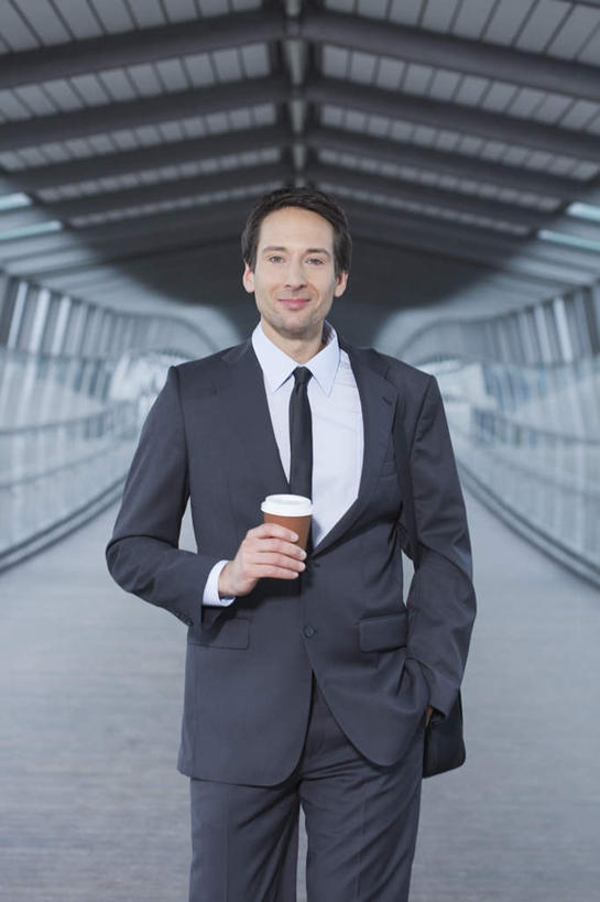 咖啡,西方人,一个人,商务人士,商务男性,站,笑,微笑,竖图,室内,白天,正面,衬衫,幸福,窗户,落地窗,杯子,欧洲,欧洲人,仅一个男性,仅一个人,仅一个中年男性,套装,包,公文包,走道,走廊,过道,领带,注视,娱乐,玻璃窗,饮料,纸制品,观察,看,站着,享受,休闲,温馨,放松,乐趣,公事包,观看,纸杯,察看,提神,舒适,象征,庄重,关注,一次性杯子,醒脑,商务装,身份,手插袋,单手插袋,工薪阶层,单手抄兜,单手放兜,软饮料,正式,地位,男人,男性,中年男性,白种人,白领,上班族,插兜,手插兜,手放口袋,站立,半身,彩图,衬衣,手抄兜