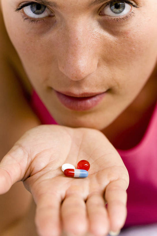 西方人,脸,头,脸颊,手,一个人,躺,竖图,俯视,室内,特写,白天,安全,欧洲,欧洲人,仅一个女性,仅一个人,握,服装,药剂,防护,拿,拿着,注视,休闲装,胶囊,衣服,药品,观察,看,仅一个中年女性,休闲,手部,休闲服,治疗,握着,服饰,观看,保护,单手,药物,察看,医疗,关注,保险,预防,卧着,平安,女人,女性,中年女性,白种人,头部,脸部,脸蛋,面部,躺着,卧,半身,彩图,高角度拍摄