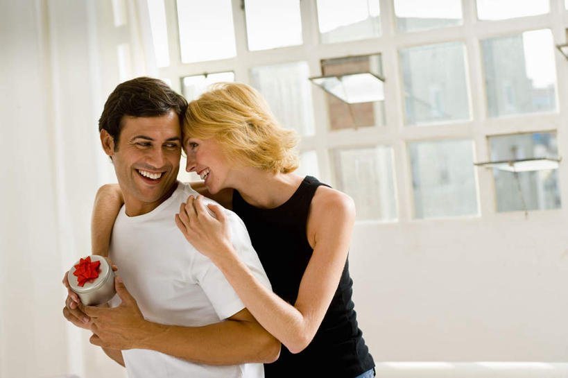 西方人,中年人,两个人,家庭,夫妻,站,抱,笑,微笑,露齿笑,横图,室内,白天,正面,爱情,窗户,礼盒,礼物,欧洲,欧洲人,握,服装,丝绸,丝带,纸盒,缎带,浪漫,拿,拿着,注视,休闲装,玻璃窗,绸带,盒子,一个,衣服,包装盒,礼品盒,观察,看,站着,休闲,温暖,温馨,一家人,休闲服,恩爱,握着,恋人,服饰,礼品,单个,抱着,观看,和睦,察看,搂着,关注,男人,男性,女人,女性,中年男性,中年女性,白种人,夫妇,情侣,搂,搂抱,站立,半身,彩图,伴侣,融洽