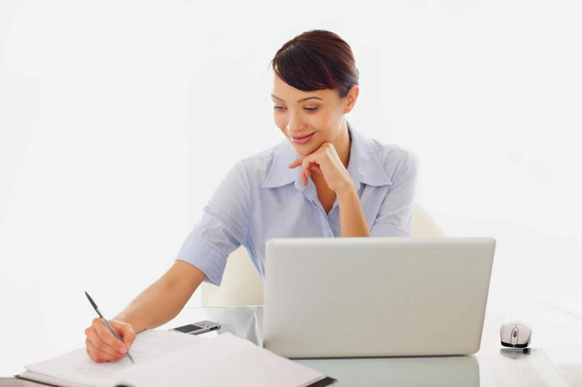 西方人,一个人,商务人士,商务女性,办公室,坐,笑,微笑,横图,室内,白天,正面,电脑,笔记本电脑,桌子,椅子,欧洲,欧洲人,仅一个年轻女性,仅一个女性,仅一个人,撑,握,套装,网络,笔,材料,档案,文件,纸,办公桌,办公用品,拿,拿着,托腮,注视,通讯设备,文具,手稿,学习用品,资料,观察,看,托,握着,观看,文具用品,证明,察看,无线,关注,托下巴,文档,通信设备,商务装,无线网络,无线上网,便携式电脑,工薪阶层,手提电脑,年轻女性,女人,女性,白种人,白领,上班族,坐着,半身,彩图