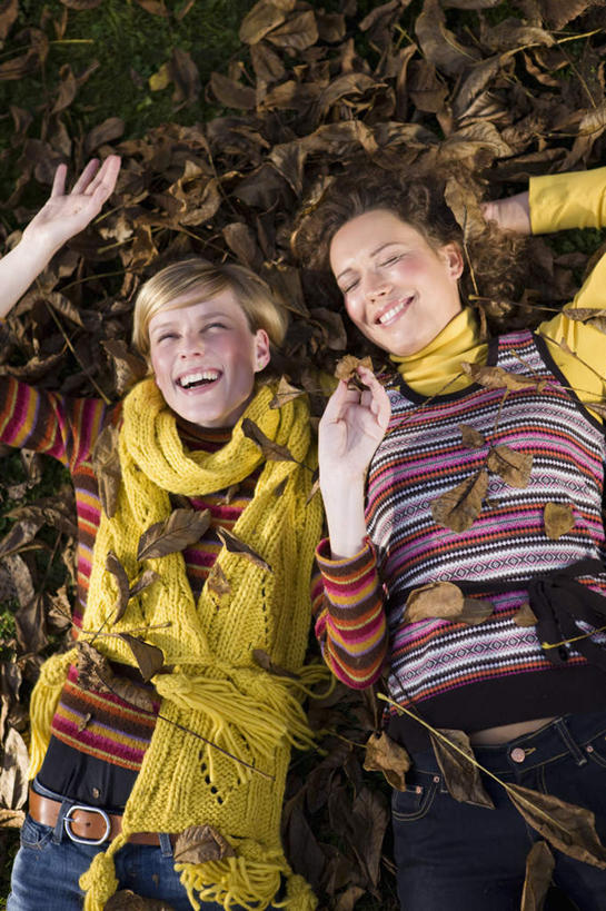 西方人,儿童,两个人,伙伴,朋友,躺,举,笑,微笑,露齿笑,竖图,俯视,室外,白天,友谊,纯洁,叶子,欧洲,欧洲人,服装,装饰,枯叶,落叶,注视,休闲装,小孩,衣服,围巾,观察,看,托,休闲,温暖,休闲服,可爱,童年,童趣,服饰,围脖,观看,保暖,华丽,点缀,察看,御寒,关注,童真,烂漫,无邪,衬托,美观,雅致,雅观,卧着,天真,友情,男孩,男人,男性,女孩,女人,女性,白种人,叶,叶片,举起,举手,举着,躺着,卧,向上举,向上伸,向上托,半身,彩图,高角度拍摄,男生,女生