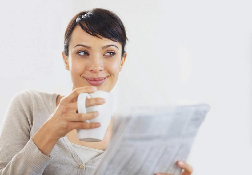 西方人,一个人,坐,笑,微笑,横图,室内,白天,正面,报纸,杯子,欧洲,欧洲人,仅一个女性,仅一个人,握,服装,信息,陶瓷,墙,陶瓷制品,拿,拿着,注视,休闲装,墙壁,墙面,衣服,马克杯,水杯,观察,看,仅一个中年女性,休闲,休闲服,握着,服饰,观看,新闻,察看,关注,女人,女性,中年女性,白种人,坐着,半身,彩图,报刊