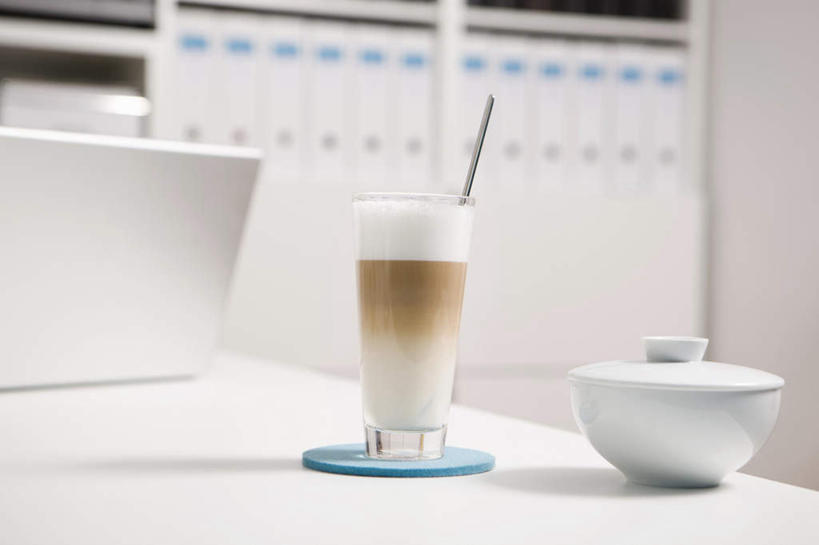 无人,办公室,横图,室内,特写,白天,正面,电脑,笔记本电脑,桌子,杯子,餐具,朦胧,模糊,网络,碟子,盘,勺子,陶瓷,办公桌,食品,甜点,甜品,陶瓷制品,通讯设备,玻璃制品,食物,饮料,盘子,容器,水杯,调羹,碟,汤匙,碗,甜食,冰淇淋,鲜奶,储藏,无线,储存,奶昔,通信设备,无线网络,无线上网,便携式电脑,手提电脑,玻璃杯,彩图,贮存