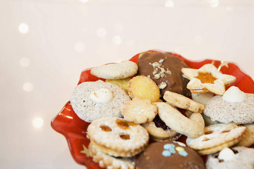 点心,无人,横图,俯视,室内,特写,白天,餐桌,桌子,餐具,一堆,许多,堆叠,堆积,碟子,盘,食品,曲奇,很多,食物,盘子,碟,饼干,零食,餐台,堆,曲奇饼,曲奇饼干,彩图,高角度拍摄