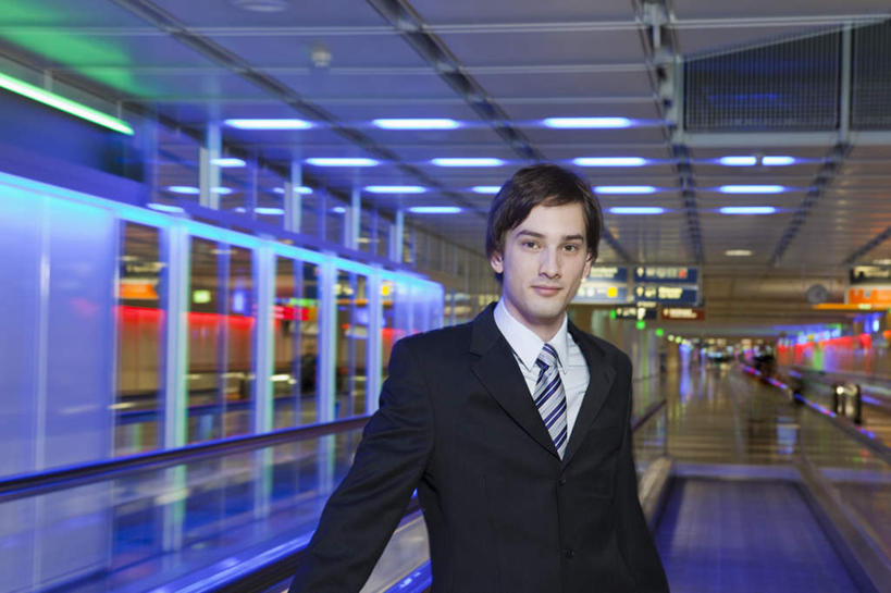 西方人,一个人,商务人士,商务男性,站,横图,室内,白天,正面,衬衫,窗户,照明,欧洲,欧洲人,仅一个男性,仅一个人,阴影,套装,光线,影子,走道,走廊,过道,灯光,注视,顶灯,玻璃窗,灯,仅一个年轻男性,灯具,扶,观察,看,站着,观看,照亮,察看,扶着,照明设备,关注,商务装,工薪阶层,男人,男性,年轻男性,白种人,白领,上班族,站立,半身,彩图,衬衣