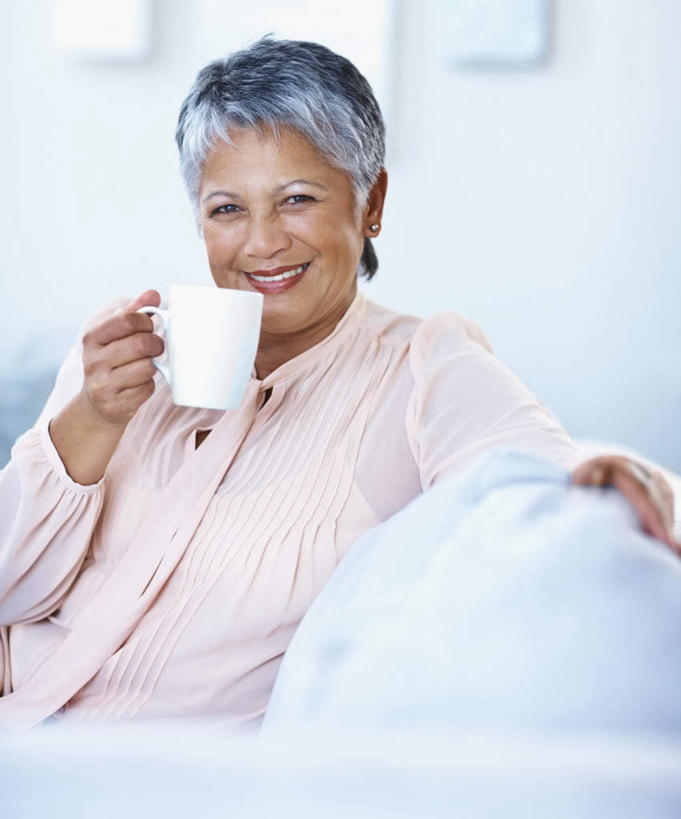 西方人,一个人,客厅,坐,笑,微笑,露齿笑,竖图,室内,白天,正面,靠垫,沙发,杯子,欧洲,欧洲人,仅一个女性,仅一个人,服装,朦胧,模糊,陶瓷,靠枕,陶瓷制品,注视,休闲装,一个,衣服,白色,马克杯,水杯,垫子,枕头,观察,看,休闲,休闲服,搭,服饰,仅一个老年女性,单个,观看,察看,起居室,搭着,关注,布艺沙发,客堂,老年女性,女人,女性,白种人,坐着,半身,彩图