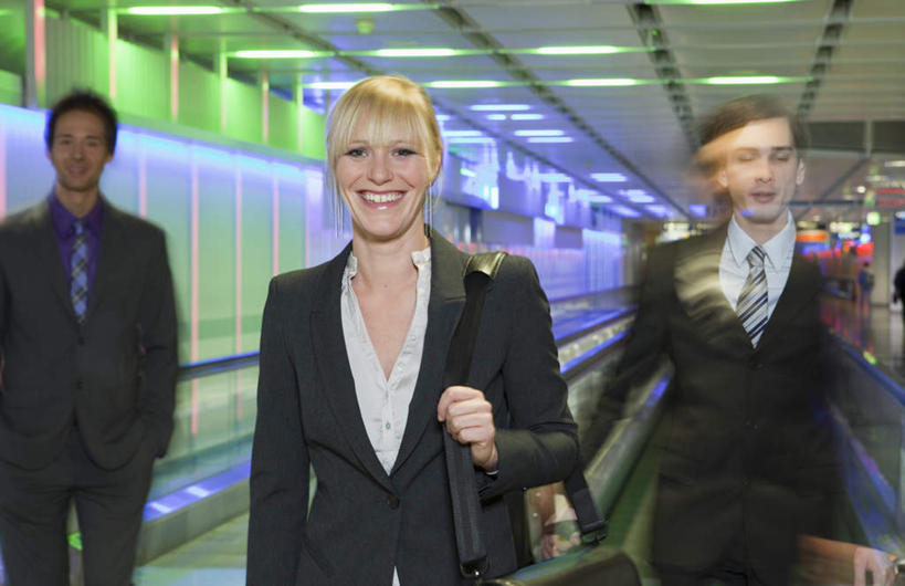 西方人,背部,商务人士,商务男性,商务女性,机场,站,走,笑,微笑,露齿笑,横图,室内,白天,正面,衬衫,电梯,飞机场,欧洲,欧洲人,行人,握,套装,朦胧,模糊,包,书包,电动扶梯,自动扶梯,运输工具,许多人,拿,拿着,注视,路人,一个,背包,观察,看,站着,一群人,握着,单个,观看,单肩包,察看,关注,商务装,工薪阶层,过客,男人,男性,女人,女性,中年男性,中年女性,白种人,白领,上班族,航空站,空港,步行,散步,站立,走路,半身,彩图,衬衣,扶手电梯,升降设备,运输带,自动行人电梯,电扶梯