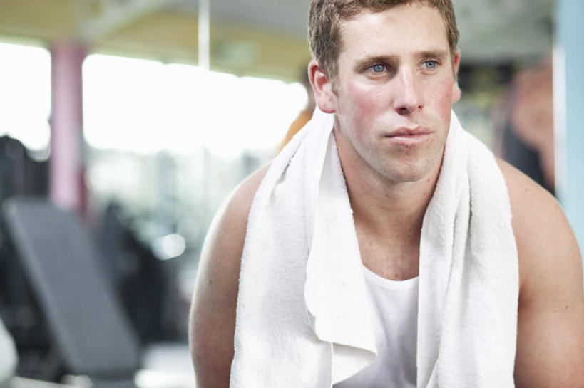 西方人,脸,头,脸颊,一个人,健身房,坐,笑,微笑,横图,室内,特写,白天,正面,运动服,窗户,落地窗,欧洲,欧洲人,仅一个男性,仅一个人,一条,服装,朦胧,模糊,纺织物,墙,注视,运动器械,肩膀,玻璃窗,墙壁,墙面,仅一个年轻男性,衣服,白色,毛巾,观察,看,清洁,健身器械,服饰,观看,保暖,察看,衣着,穿着,关注,健身器材,透气,防水,衣饰,储水,耐磨,吸水,男人,男性,年轻男性,白种人,头部,脸部,脸蛋,面部,坐着,半身,彩图,健身馆,运动器材,跑步机,运动装