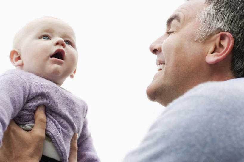 西方人,儿童,中年人,脸,头,脸颊,手,两个人,家庭,父亲,儿子,站,举,笑,微笑,露齿笑,横图,室内,特写,白天,仰视,纯洁,欧洲,欧洲人,双手,阴影,服装,光线,影子,云,云朵,云彩,注视,休闲装,肩膀,小孩,衣服,蓝色,白云,蓝天,天空,阳光,天,观察,看,托,站着,休闲,温暖,温馨,父子,一家人,手部,休闲服,父爱,可爱,童年,童趣,服饰,晴朗,观看,和睦,察看,关注,童真,烂漫,无邪,天真,男孩,男人,男性,中年男性,白种人,孩子,头部,脸部,脸蛋,面部,晴空,举起,举手,举着,抬头,向上举,向上伸,向上托,仰头,站立,半身,彩图,低角度拍摄,融洽,男生