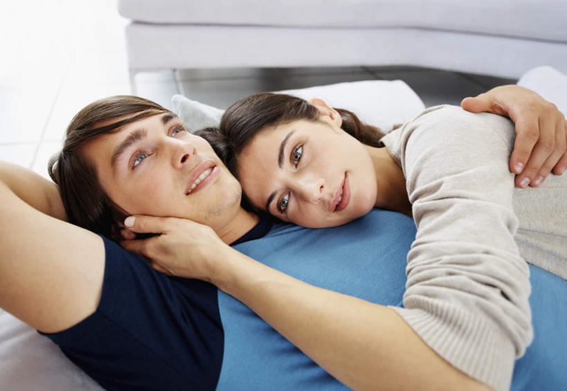 西方人,脸,头,脸颊,手,两个人,躺,举,抱,笑,微笑,露齿笑,横图,俯视,室内,特写,白天,白色背景,爱情,靠垫,欧洲,欧洲人,双手,服装,瓷砖,地砖,靠枕,地面,浪漫,扭头,休闲装,肩膀,衣服,白色,垫子,枕头,靠,靠着,托,转头,休闲,温暖,温馨,手部,休闲服,恩爱,搭,恋人,摄影,服饰,影棚,抱着,和睦,搂着,搭着,卧着,男人,男性,年轻男性,年轻女性,女人,女性,白种人,头部,脸部,脸蛋,面部,情侣,举起,举手,举着,搂,搂抱,躺着,卧,向上举,向上伸,向上托,半身,彩图,高角度拍摄,影棚拍摄,拍摄,伴侣,融洽