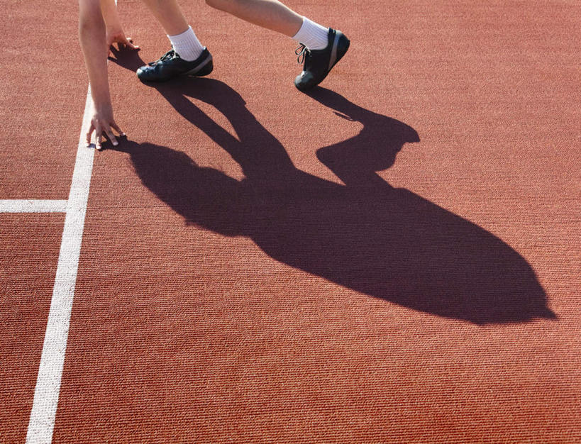 西方人,儿童,手,腿部,腿,一个人,体育馆,运动场,站,横图,俯视,室外,特写,白天,纯洁,欧洲,欧洲人,双手,仅一个男性,仅一个人,撑,弯腰,阴影,反射,影子,跑道,体育场,小孩,站着,仅一个小孩,手部,可爱,童年,童趣,田径场,撑着,塑胶跑道,童真,烂漫,无邪,弯身,运动馆,天真,男孩,男人,男性,白种人,孩子,站立,半身,彩图,高角度拍摄,全天候田径运动跑道,男生