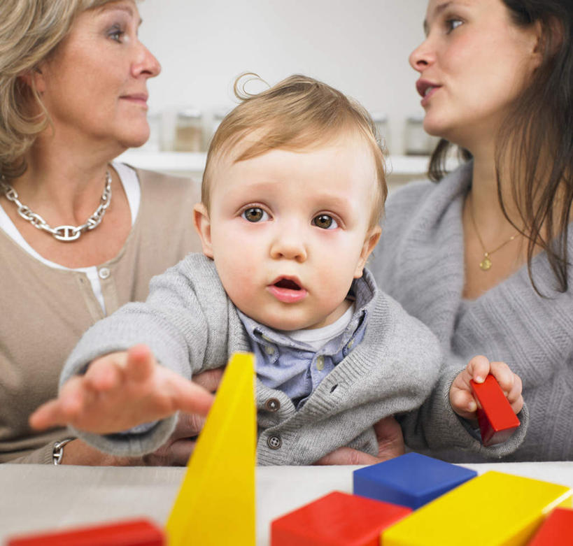 西方人,婴儿,儿童,老年人,三个人,母亲,儿子,祖母,三代同堂,坐,笑,微笑,露齿笑,横图,室内,白天,正面,游戏,纯洁,桌面,桌子,玩具,项链,欧洲,欧洲人,握,服装,木制,墙,拿,玩,拿着,扭头,注视,休闲装,娱乐,祖孙三代,相视,墙壁,墙面,装饰品,小孩,衣服,木制品,饰品,首饰,观察,看,转头,休闲,温暖,温馨,母子,面对面,休闲服,可爱,母爱,童年,童趣,益智,握着,服饰,奶奶,观看,活动,祖孙,对视,和睦,察看,互视,发泄,关注,消遣,智力,宝宝,相对,童真,烂漫,无邪,外婆,外祖母,相看,外孙子,宣泄,天真,老年女性,年轻女性,女人,女性,白种人,孩子,年轻人,全家福,孙子,玩耍,嬉戏,坐着,半身,彩图,融洽,多代同堂,妈妈