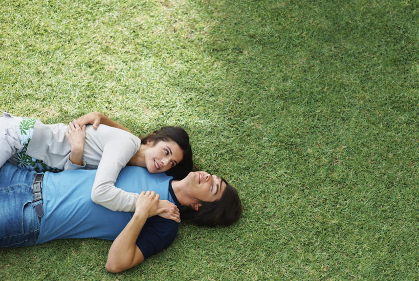 西方人,两个人,躺,抱,笑,微笑,露齿笑,横图,俯视,室外,白天,爱情,草地,草坪,植物,欧洲,欧洲人,阴影,服装,光线,影子,浪漫,注视,休闲装,草,衣服,绿色,阳光,观察,看,休闲,温暖,温馨,休闲服,恩爱,搭,恋人,服饰,抱着,观看,和睦,察看,搂着,搭着,关注,卧着,男人,男性,年轻男性,年轻女性,女人,女性,白种人,情侣,搂,搂抱,躺着,卧,半身,彩图,高角度拍摄,伴侣,融洽