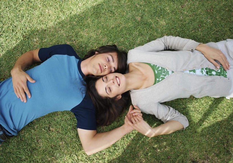 西方人,两个人,躺,举,握手,笑,微笑,露齿笑,横图,俯视,室外,白天,爱情,草地,草坪,植物,欧洲,欧洲人,阴影,服装,光线,影子,浪漫,注视,休闲装,草,衣服,绿色,阳光,观察,看,托,休闲,温暖,温馨,休闲服,恩爱,搭,恋人,服饰,观看,和睦,察看,搭着,关注,卧着,男人,男性,年轻男性,年轻女性,女人,女性,白种人,情侣,搀手,举起,举手,举着,拉手,手搀手,手拉手,手牵手,手握手,躺着,卧,向上举,向上伸,向上托,半身,彩图,高角度拍摄,伴侣,融洽