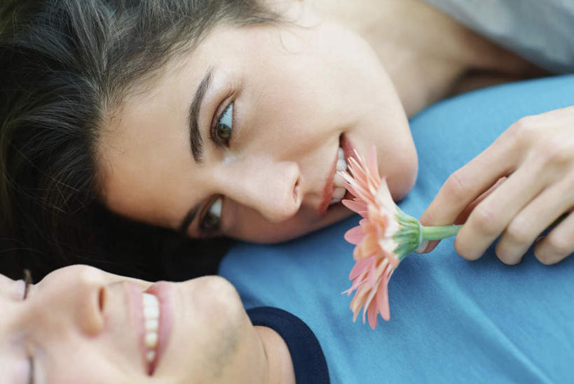 西方人,脸,头,脸颊,手,两个人,躺,闭眼,笑,微笑,露齿笑,横图,俯视,室外,特写,白天,爱情,欧洲,欧洲人,握,服装,朦胧,模糊,盛开,非洲菊,浪漫,拿,花蕾,拿着,注视,休闲装,肩膀,花,花瓣,花朵,鲜花,衣服,粉色,花苞,花蕊,观察,看,靠,靠着,休闲,温暖,温馨,手部,休闲服,菊花,恩爱,握着,恋人,服饰,观看,单手,和睦,察看,关注,扶郎花,灯盏花,千日菊,卧着,男人,男性,年轻男性,年轻女性,女人,女性,白种人,头部,脸部,脸蛋,面部,情侣,闭眼睛,闭着眼,闭着眼睛,躺着,卧,半身,彩图,高角度拍摄,伴侣,融洽