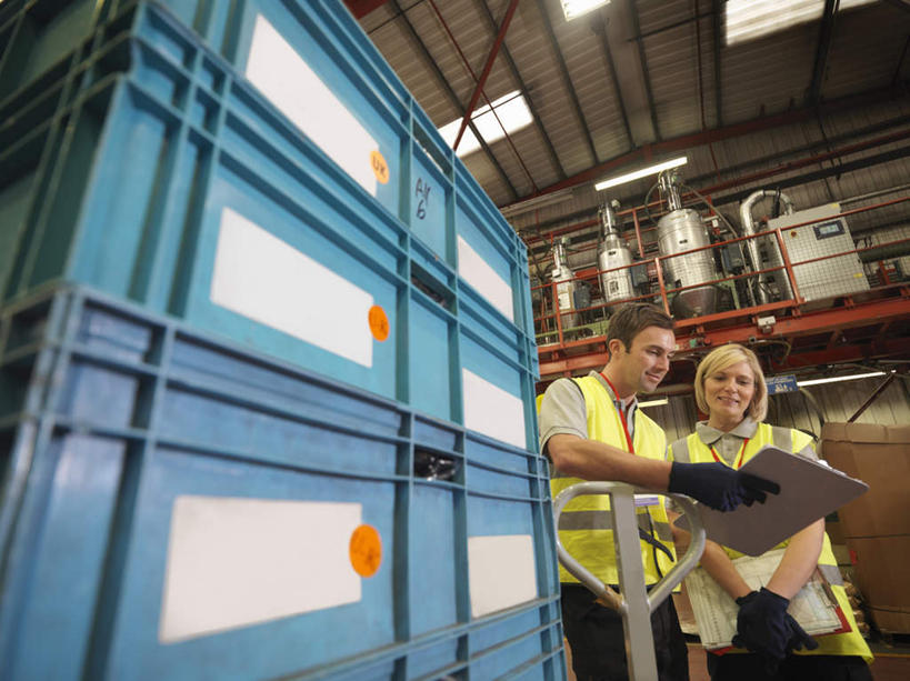 西方人,两个人,伙伴,朋友,工厂,站,横图,室内,白天,仰视,工作服,制服,友谊,安全,合作,团队,欧洲,欧洲人,一排,许多,握,整齐,材料,档案,文件,塑料,防护,很多,拿,拿着,注视,盒子,排列,容器,手套,塑料制品,资料,观察,看,靠,靠着,站着,战略,握着,观看,储藏,堆,保护,察看,储存,队列,关注,文档,保险,保全,周全,安稳,安定,联合,合谋,防护手套,工作制服,配合,平安,协作,男人,男性,女人,女性,中年男性,中年女性,白种人,站立,半身,彩图,低角度拍摄,工作套服,工地,制造厂,贮存