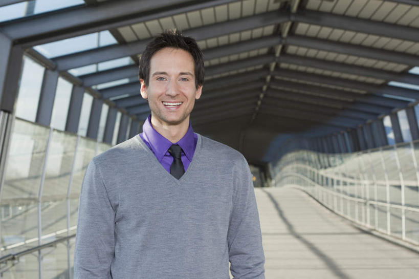 西方人,一个人,栏杆,站,笑,微笑,露齿笑,横图,室内,白天,正面,窗户,落地窗,欧洲,欧洲人,仅一个男性,仅一个人,仅一个中年男性,服装,墙,围栏,注视,休闲装,护栏,玻璃窗,墙壁,墙面,衣服,观察,看,站着,休闲,休闲服,服饰,观看,察看,关注,男人,男性,中年男性,白种人,站立,半身,彩图