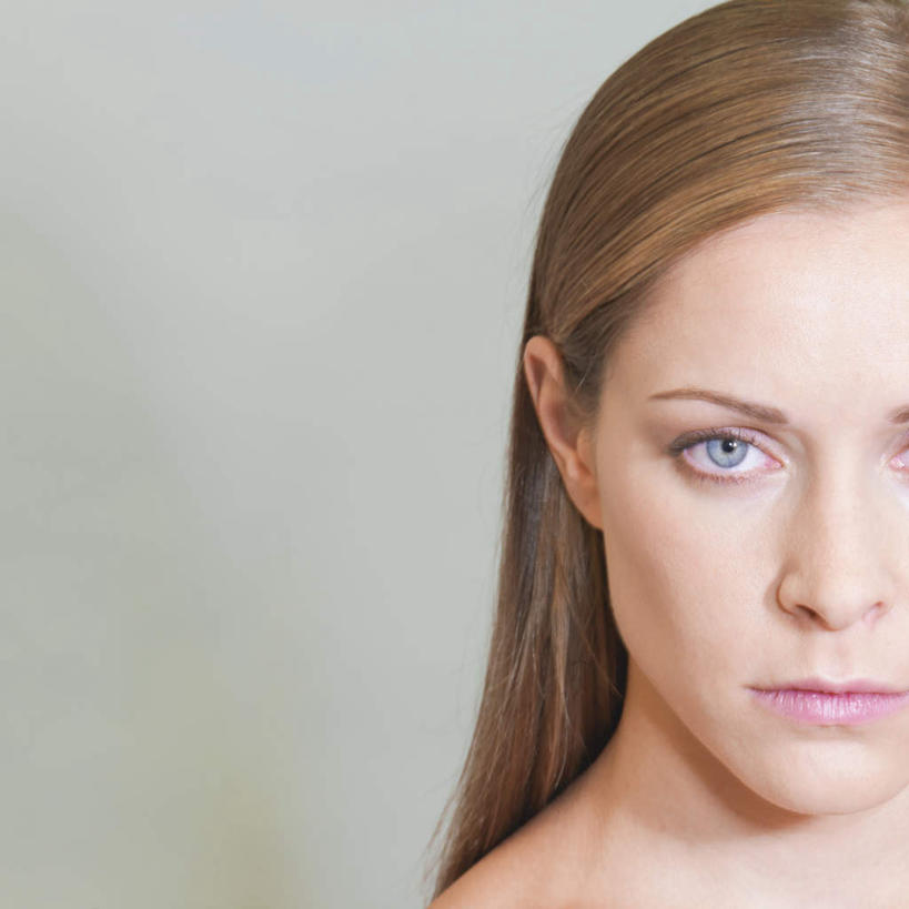 西方人,脸,头,脸颊,头发,一个人,笑,微笑,方图,室内,特写,白天,正面,欧洲,欧洲人,仅一个年轻女性,仅一个女性,仅一个人,灰色背景,棕色,注视,肩膀,观察,看,摄影,影棚,观看,察看,关注,年轻女性,女人,女性,白种人,头部,长发,直发,脸部,脸蛋,面部,半身,彩图,影棚拍摄,拍摄