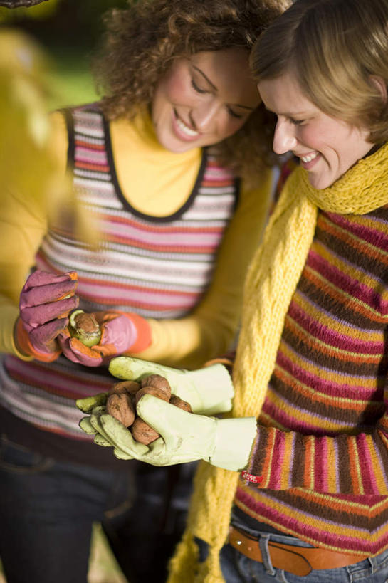 西方人,两个人,伙伴,朋友,果园,站,捧,笑,微笑,露齿笑,竖图,俯视,室外,白天,友谊,安全,合作,团队,草地,草坪,田园,植物,橄榄,水果,欧洲,欧洲人,一条,阴影,服装,朦胧,模糊,新鲜,装饰,光线,影子,生食,食品,果实,果树,防护,注视,休闲装,草,树,树木,食物,衣服,绿色,阳光,自然,手套,围巾,观察,看,靠,靠着,站着,休闲,温暖,休闲服,战略,服饰,有机食品,绿色食品,生长,成长,围脖,观看,保暖,保护,华丽,点缀,察看,御寒,关注,保险,田庄,保全,周全,安稳,安定,联合,合谋,衬托,美观,雅致,雅观,防护手套,园子,配合,平安,协作,年轻女性,女人,女性,白种人,青果,白榄,端,端着,捧着,手捧,站立,半身,彩图,高角度拍摄