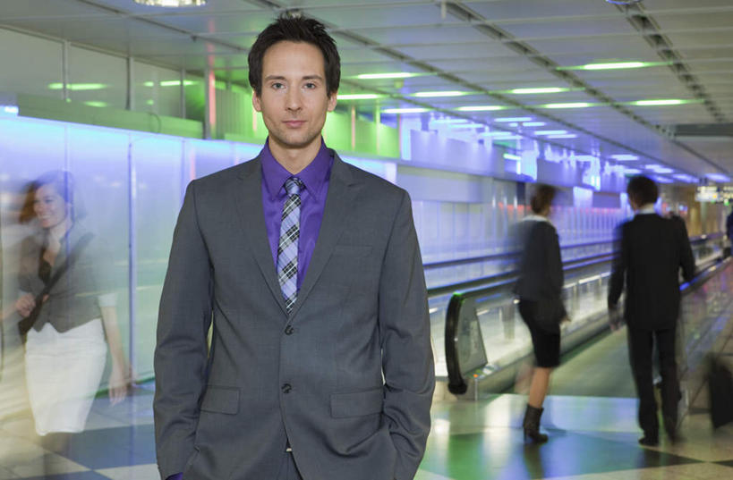 西方人,背部,商务人士,商务男性,商务女性,机场,站,走,笑,微笑,露齿笑,横图,室内,白天,正面,衬衫,电梯,飞机场,欧洲,欧洲人,行人,握,套装,朦胧,模糊,电动扶梯,自动扶梯,运输工具,许多人,拿,拿着,注视,路人,观察,看,站着,一群人,握着,观看,察看,双手插袋,关注,商务装,手插袋,工薪阶层,双手抄兜,双手放兜,过客,男人,男性,女人,女性,中年男性,中年女性,白种人,白领,上班族,航空站,空港,步行,插兜,两手抄兜,两手放兜,散步,手插兜,手放口袋,站立,走路,半身,彩图,衬衣,扶手电梯,升降设备,运输带,自动行人电梯,手抄兜,电扶梯