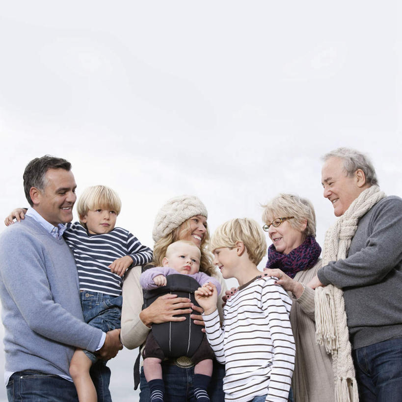 西方人,儿童,老年人,夫妻,母亲,父亲,女儿,祖母,祖父,三代同堂,站,抱,笑,微笑,露齿笑,方图,室内,白天,白色背景,正面,爱情,纯洁,帽子,欧洲,欧洲人,服装,装饰,许多人,浪漫,注视,休闲装,祖孙三代,小孩,衣服,围巾,观察,看,靠,靠着,站着,一群人,休闲,温暖,温馨,父女,母女,休闲服,恩爱,父爱,可爱,母爱,童年,童趣,搭,恋人,摄影,服饰,影棚,奶奶,爷爷,围脖,抱着,观看,祖孙,保暖,华丽,点缀,和睦,察看,搂着,御寒,搭着,关注,童真,烂漫,无邪,外婆,外孙女,外祖母,外公,外祖父,外孙,外孙子,无边帽,衬托,美观,雅致,雅观,天真,老年男性,老年女性,男孩,男人,男性,年轻男性,年轻女性,女孩,女人,女性,白种人,孩子,年轻人,夫妇,情侣,全家福,孙女,孙子,搂,搂抱,站立,半身,彩图,影棚拍摄,拍摄,伴侣,融洽,男生,女生,爸爸,多代同堂,妈妈