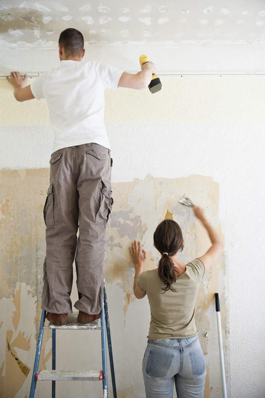 西方人,中年人,两个人,家庭,夫妻,站,举,攀登,竖图,室内,白天,爱情,装修,欧洲,欧洲人,握,服装,装饰,材料,梯子,阶梯,墙,浪漫,拿,拿着,注视,休闲装,装潢,墙壁,墙面,一个,背面,衣服,粉刷,刷子,观察,看,托,站着,休闲,温暖,温馨,一家人,休闲服,爬,恩爱,握着,恋人,服饰,单个,观看,上升,油漆,保护,涂料,和睦,察看,关注,人字梯,登高,男人,男性,女人,女性,中年男性,中年女性,白种人,夫妇,情侣,举起,举手,举着,攀爬,向上举,向上伸,向上托,站立,半身,彩图,伴侣,融洽