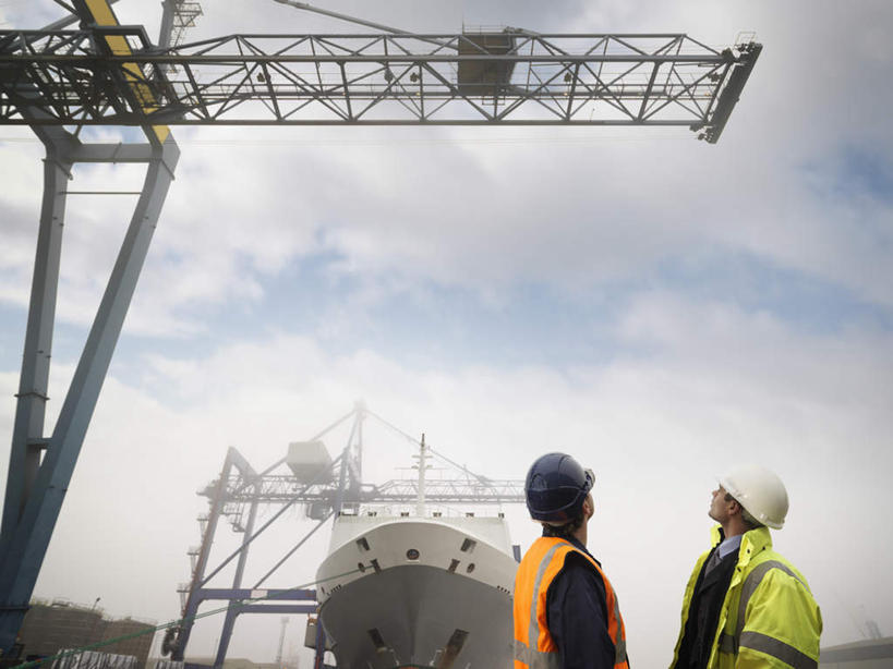 西方人,两个人,伙伴,朋友,工厂,站,横图,室外,白天,仰视,工作服,制服,友谊,合作,团队,机器,帽子,欧洲,欧洲人,阴影,光线,头盔,影子,云,云朵,云彩,注视,蓝色,白云,蓝天,天空,阳光,安全帽,天,观察,看,站着,机械,战略,晴朗,观看,察看,关注,联合,合谋,工作制服,配合,协作,男人,男性,中年男性,白种人,晴空,抬头,仰头,站立,半身,彩图,低角度拍摄,工作套服,工地,制造厂