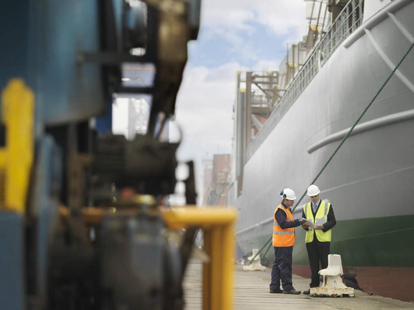 西方人,两个人,伙伴,朋友,码头,站,横图,室外,白天,正面,工作服,制服,友谊,合作,团队,港口,轮船,船,帽子,欧洲,欧洲人,握,阴影,光线,头盔,影子,云,云朵,云彩,扭头,注视,蓝色,白云,蓝天,天空,阳光,安全帽,交通工具,天,观察,看,站着,转头,战略,握着,晴朗,观看,察看,关注,载具,联合,合谋,工作制服,配合,协作,男人,男性,中年男性,白种人,晴空,站立,彩图,全身,工作套服,摆渡口,埠头,渡口,渡头,港湾,海港,货运码头,口岸,商港