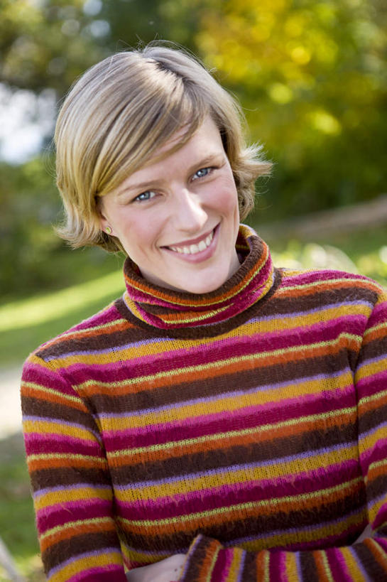 西方人,一个人,站,笑,微笑,露齿笑,竖图,室内,白天,正面,草地,草坪,植物,欧洲,欧洲人,仅一个年轻女性,仅一个女性,仅一个人,阴影,服装,朦胧,模糊,光线,影子,注视,休闲装,草,树,树木,衣服,绿色,阳光,自然,观察,看,站着,休闲,休闲服,服饰,生长,成长,观看,察看,关注,年轻女性,女人,女性,白种人,站立,半身,彩图