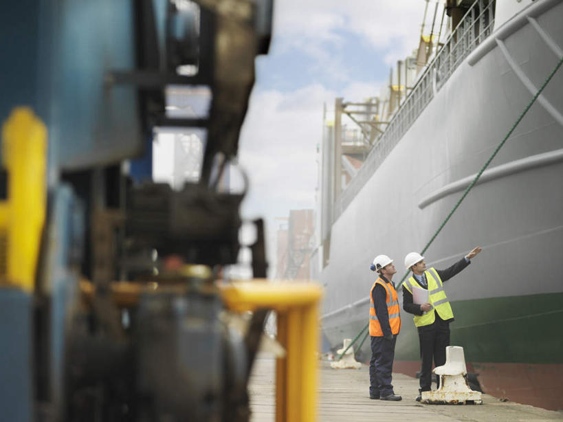 西方人,两个人,伙伴,朋友,码头,站,举,横图,室外,白天,正面,工作服,制服,友谊,合作,团队,港口,轮船,船,帽子,欧洲,欧洲人,握,阴影,光线,头盔,影子,云,云朵,云彩,扭头,注视,蓝色,白云,蓝天,天空,阳光,安全帽,交通工具,天,观察,看,托,站着,转头,战略,握着,晴朗,观看,察看,关注,载具,联合,合谋,工作制服,配合,协作,男人,男性,中年男性,白种人,晴空,举起,举手,举着,向上举,向上伸,向上托,站立,彩图,全身,工作套服,摆渡口,埠头,渡口,渡头,港湾,海港,货运码头,口岸,商港