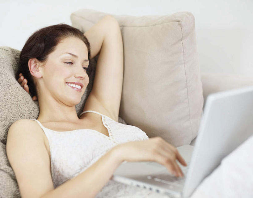 西方人,一个人,客厅,躺,举,笑,微笑,露齿笑,横图,俯视,室内,白天,电脑,笔记本电脑,靠垫,沙发,吊带,欧洲,欧洲人,仅一个年轻女性,仅一个女性,仅一个人,敲打,服装,网络,靠枕,注视,吊带衫,输入,通讯设备,衣服,白色,垫子,枕头,打字,观察,看,托,服饰,观看,点击,一台,敲击,察看,无线,起居室,衣着,穿着,关注,通信设备,无线网络,布艺沙发,无线上网,便携式电脑,衣饰,客堂,卧着,按键,手提电脑,年轻女性,女人,女性,白种人,举起,举手,举着,躺着,卧,向上举,向上伸,向上托,半身,彩图,高角度拍摄