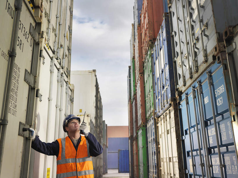 西方人,一个人,码头,站,横图,室外,白天,正面,工作服,制服,港口,帽子,欧洲,欧洲人,仅一个男性,仅一个人,仅一个中年男性,一排,许多,握,阴影,整齐,光线,头盔,影子,云,云朵,集装箱,很多,拿,云彩,拿着,注视,货柜,排列,蓝色,白云,蓝天,天空,阳光,安全帽,箱子,天,观察,看,站着,握着,运输,晴朗,观看,堆,察看,队列,关注,物流,工作制服,男人,男性,中年男性,白种人,晴空,抬头,仰头,站立,半身,彩图,工作套服,摆渡口,埠头,渡口,渡头,港湾,海港,货运码头,口岸,商港