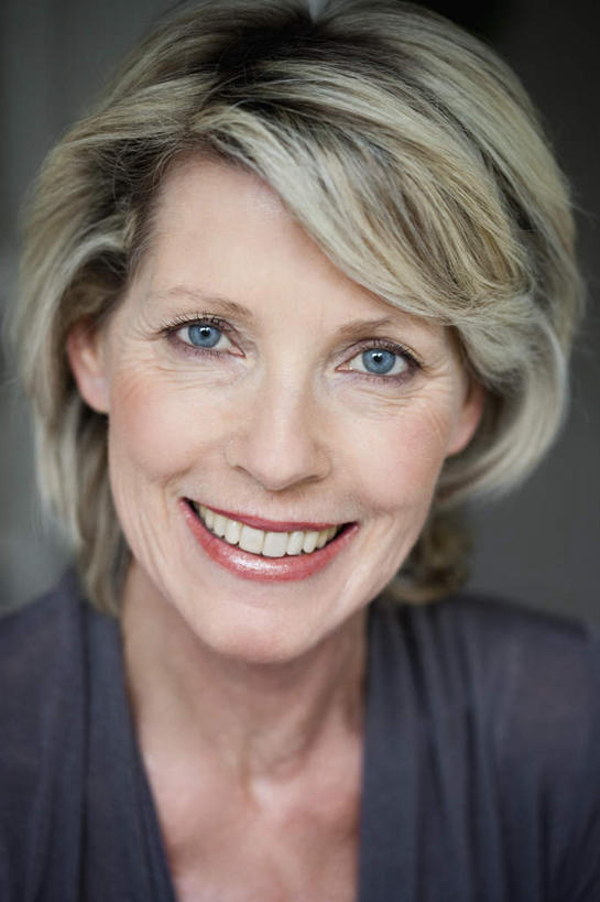 西方人,脸,头,脸颊,头发,一个人,笑,微笑,露齿笑,竖图,室内,特写,白天,白色背景,正面,欧洲,欧洲人,仅一个女性,仅一个人,服装,注视,休闲装,肩膀,衣服,观察,看,仅一个中年女性,休闲,休闲服,金色,摄影,服饰,影棚,观看,察看,关注,女人,女性,中年女性,白种人,头部,直发,脸部,脸蛋,面部,半身,彩图,影棚拍摄,拍摄,短发