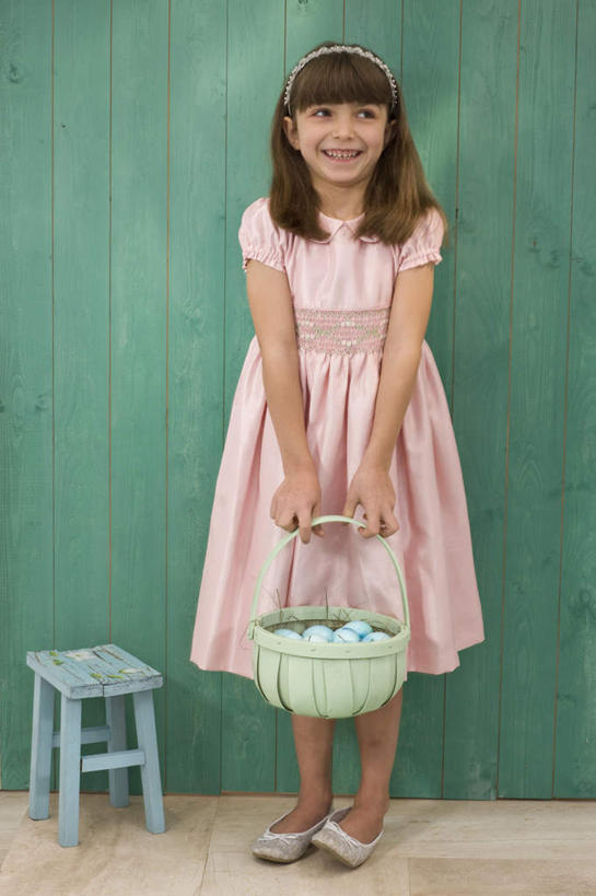 西方人,儿童,一个人,站,笑,交叉,微笑,露齿笑,竖图,室内,白天,正面,裙子,纯洁,竹子,欧洲,欧洲人,仅一个女性,仅一个人,握,竹制,连衣裙,装饰,编织,木制,板凳,篮子,头饰,凳子,墙,拿,拿着,注视,墙壁,墙面,一个,小孩,粉色,蓝色,发箍,发饰,木制品,饰品,竹篮,观察,看,站着,仅一个小孩,可爱,童年,童趣,握着,单个,头箍,观看,竹条,华丽,修饰,交织,点缀,察看,竹制品,关注,发卡,童真,烂漫,无邪,配饰,衬托,美观,雅致,雅观,穿插,天真,女孩,女人,女性,白种人,孩子,站立,彩图,全身,女生