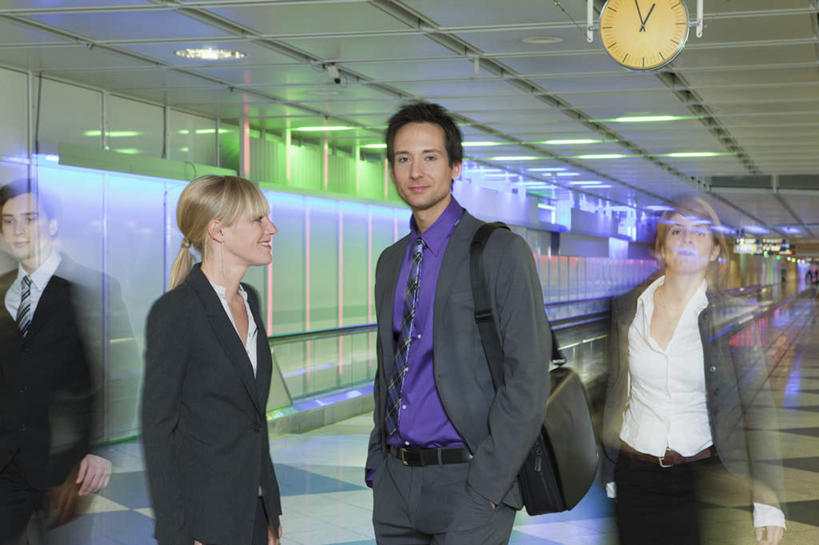 西方人,背部,商务人士,商务男性,商务女性,机场,站,走,笑,微笑,横图,室内,白天,正面,衬衫,电梯,飞机场,欧洲,欧洲人,行人,握,套装,朦胧,模糊,包,书包,电动扶梯,自动扶梯,运输工具,许多人,拿,拿着,注视,路人,一个,背包,观察,看,站着,一群人,握着,单个,观看,单肩包,察看,双手插袋,关注,商务装,手插袋,工薪阶层,双手抄兜,双手放兜,过客,男人,男性,女人,女性,中年男性,中年女性,白种人,白领,上班族,航空站,空港,步行,插兜,两手抄兜,两手放兜,散步,手插兜,手放口袋,站立,走路,半身,彩图,衬衣,扶手电梯,升降设备,运输带,自动行人电梯,手抄兜,电扶梯