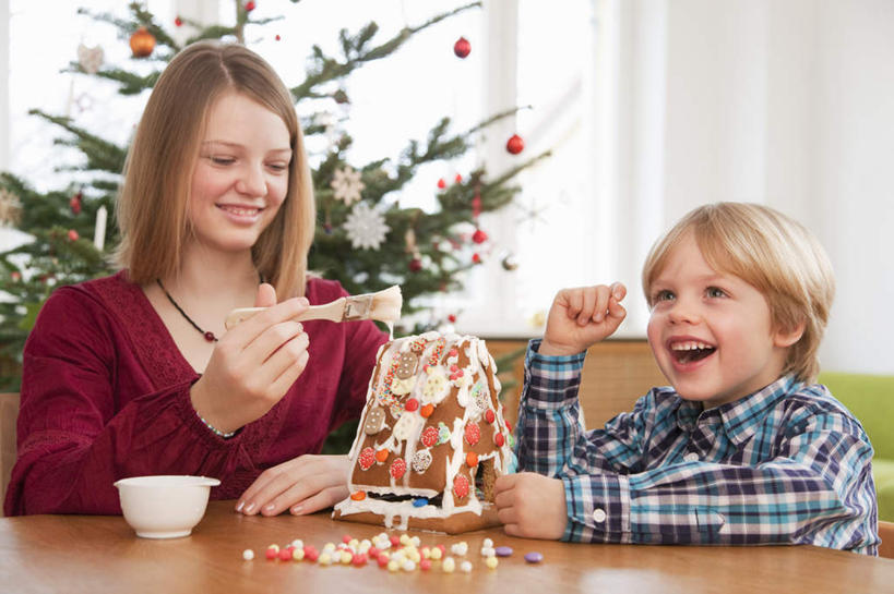 点心,西方人,儿童,中年人,两个人,家庭,母亲,儿子,坐,笑,微笑,露齿笑,横图,室内,白天,正面,烹饪,纯洁,植物,窗帘,桌面,桌子,厨具,椅子,欧洲,圣诞节,欧洲人,许多,握,服装,节日,庆祝,装饰,木制,挂饰,陶瓷,食品,糖,糖果,甜点,甜品,圣诞树,圣诞球,陶瓷制品,很多,拿,拿着,注视,休闲装,文化,球,树,树木,食物,糕点,一个,小孩,衣服,绿色,白色,自然,帘子,木制品,容器,刷子,碗,饼干,甜食,零食,观察,看,庆典,休闲,球体,温暖,温馨,母子,一家人,休闲服,遮阳,可爱,母爱,童年,童趣,搭,握着,服饰,生长,单个,成长,观看,纪念,储藏,华丽,修饰,点缀,和睦,察看,储存,搭着,关注,童真,硬糖,烂漫,无邪,烹饪用具,姜饼,衬托,美观,雅致,雅观,姜饼屋,德式姜饼,天真,男孩,女人,女性,中年女性,白种人,孩子,烹调用具,烹调,坐着,半身,彩图,烧烤刷,圣诞姜饼屋,融洽,贮存,男生