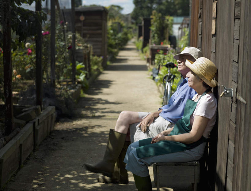 西方人,中年人,两个人,家庭,夫妻,栏杆,坐,横图,室外,白天,侧面,爱情,草地,草坪,植物,门,帽子,椅子,欧洲,欧洲人,两顶,一条,阴影,服装,光线,围裙,影子,围栏,浪漫,注视,休闲装,护栏,草,树,树木,衣服,绿色,阳光,自然,遮阳帽,门框,观察,看,靠,靠着,休闲,温暖,温馨,一家人,休闲服,恩爱,恋人,服饰,生长,成长,观看,和睦,察看,关注,男人,男性,女人,女性,中年男性,中年女性,白种人,夫妇,情侣,坐着,半身,彩图,伴侣,融洽